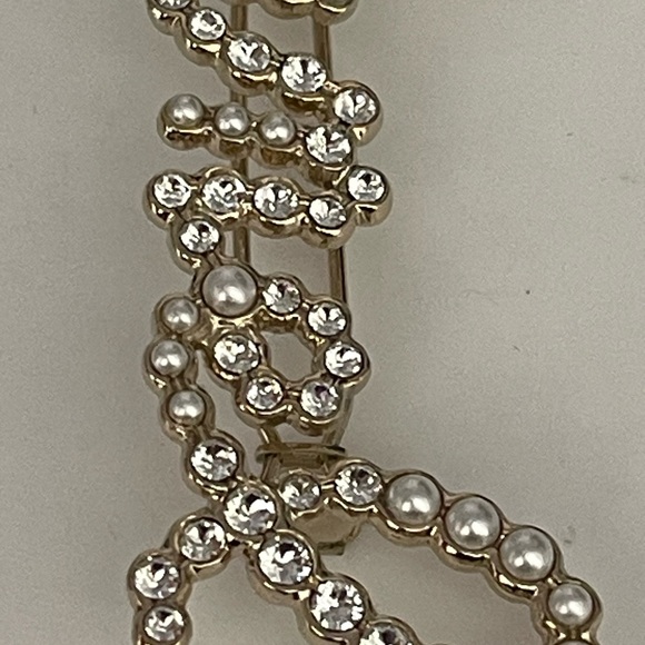 Chanel Script Hair Clip
Crystals and Pearls like New - Picture 11 of 13